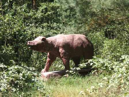 Реалистичная статуя медведя